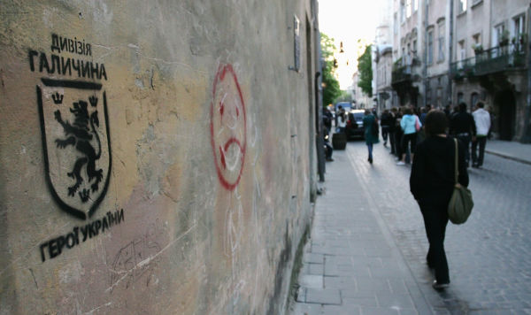 На улицах Львова на стенах жилых домов появились трафаретные граффити с надписью "Дивизия Галичина. Герои Украины" 