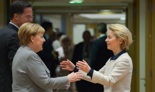 Канцлер Германии Ангела Меркель и председатель Европейской комиссии Урсула фон дер Ляйен на саммите лидеров Европейского Союза в Брюсселе, Бельгия.