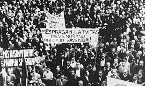 Демонстрация трудящихся города Риги, требующих присоединения Латвии к СССР, июль 1940 года