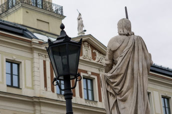Статуя Роланда смотрит на фигуру богини правосудия Фемиды стоящей на здании Ратуши