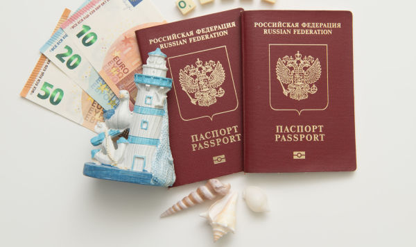 Денежные купюры и паспорта гражданина Российской Федерации.