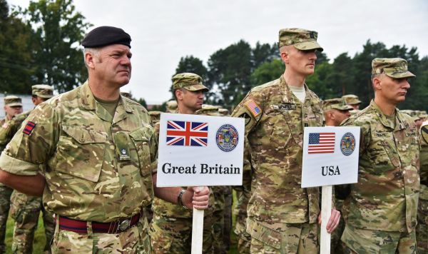 Военнослужащие армии Великобритании и США