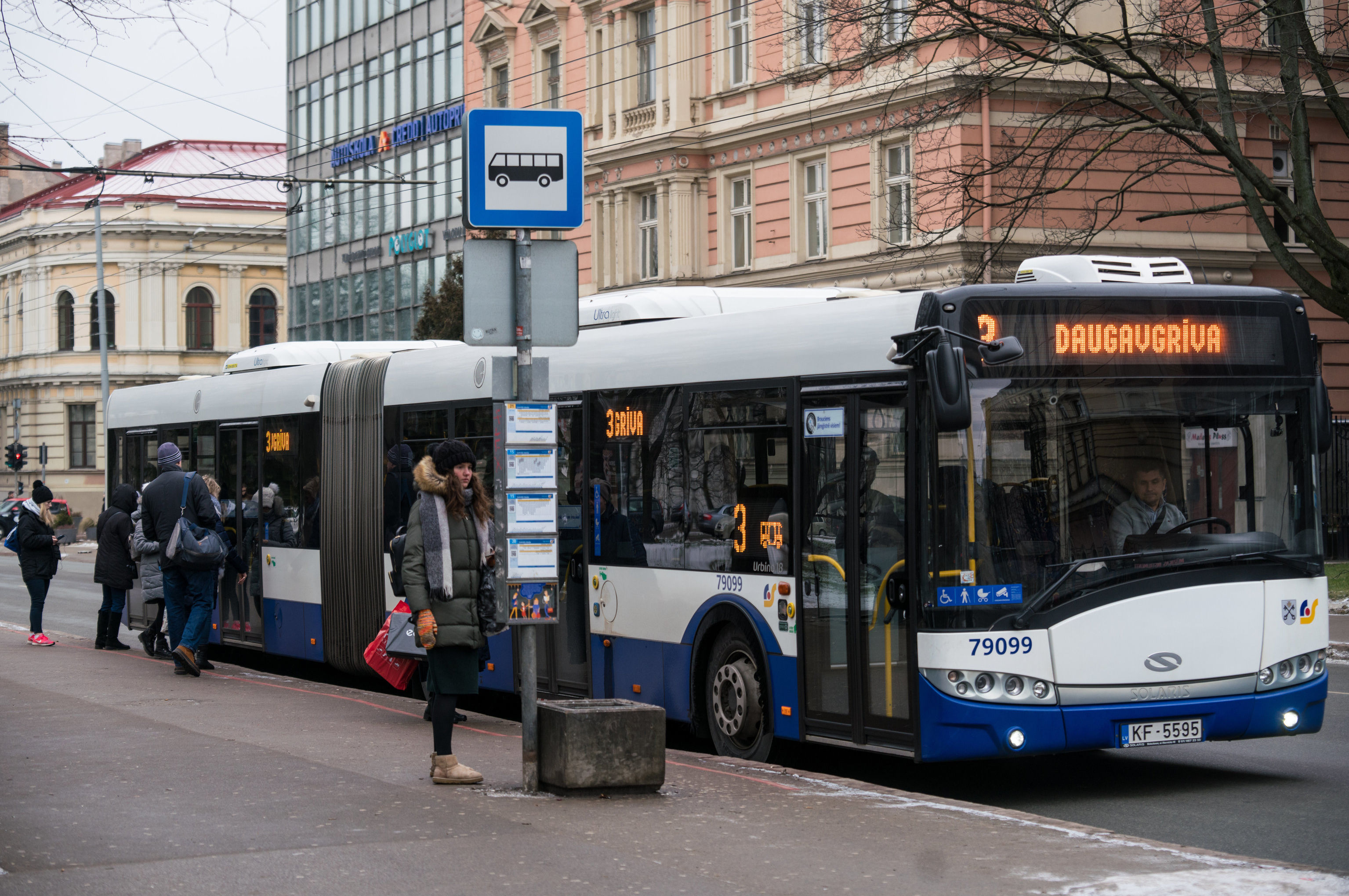 Автобус на остановке общественного транспорта в Риге