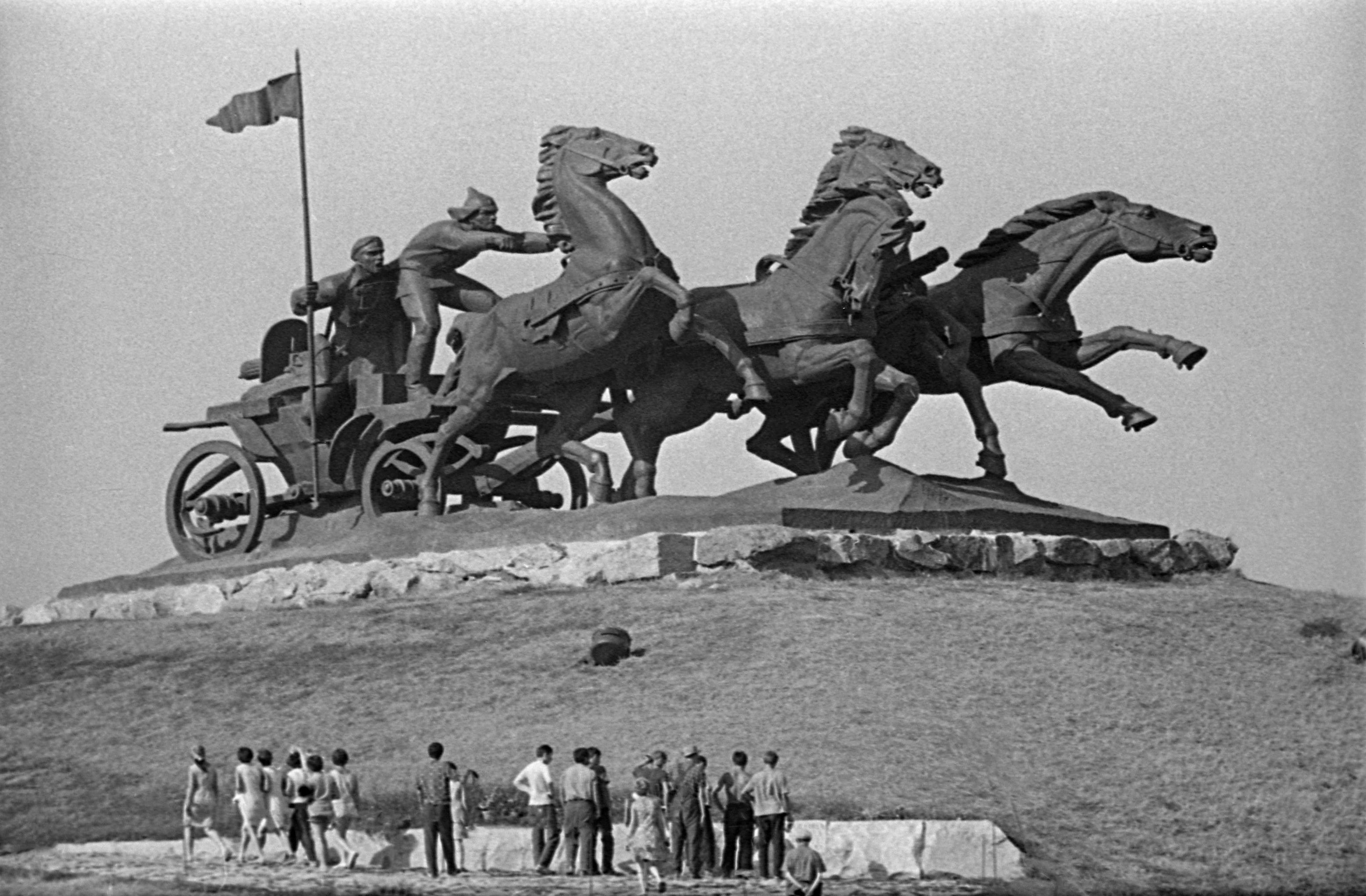 Монумент Легендарная тачанка, воздвигнутый в честь 50-летия Великой Октябрьской социалистической революции, посвященный боям на Каховском плацдарме в годы Гражданской войны