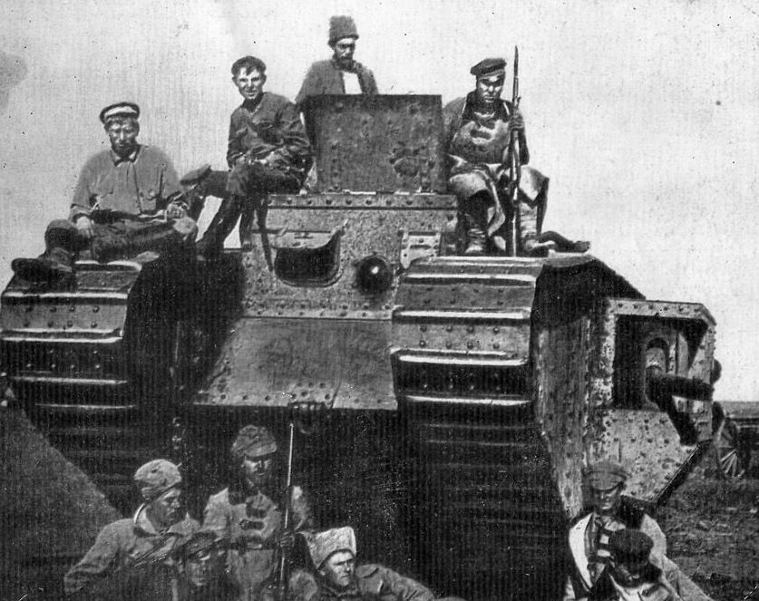 Английский танк, захваченный воинами 51-й стрелковой дивизии под Каховкой 14 октября 1920 года