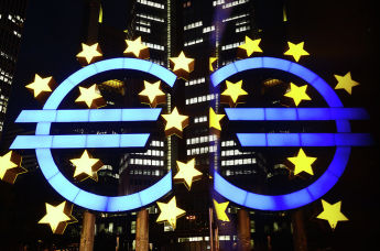 Логотип Центрального европейского банка во Франкфурте.