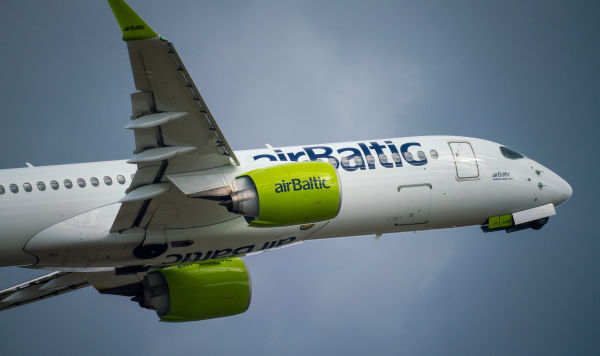 Самолет Airbus А220-300 авиакомпании airBaltic в аэропорту Рига