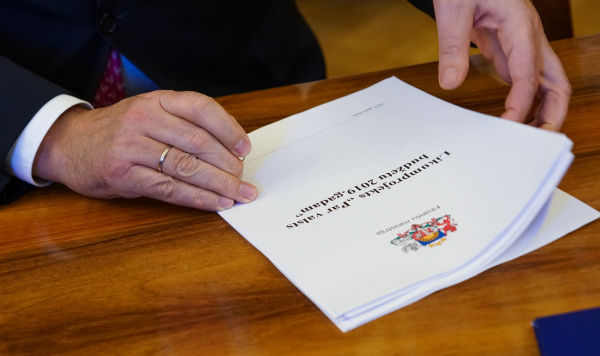 Подписание министром финансов Янисом Рейрсом бюджета Латвии на 2019 год