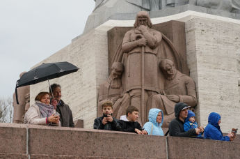Жители Риги у Памятника Свободы
