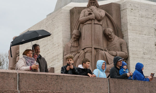 Жители Риги у Памятника Свободы