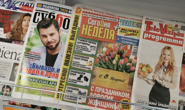 Латвийские газеты и журналы на прилавке магазина