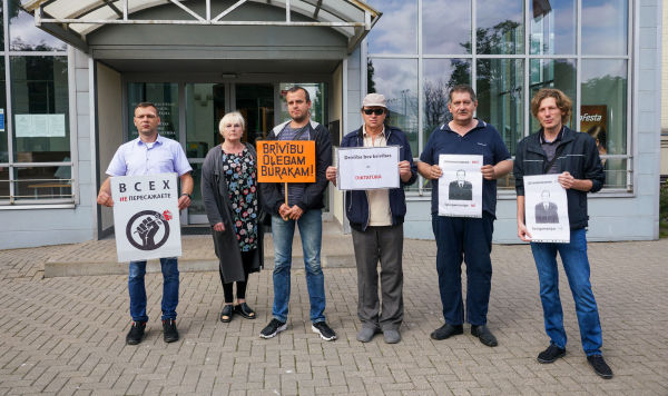 Пикет у здания Видземского суда города Риги в поддержку Олега Бурака, 14 августа 2020