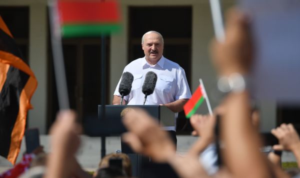 Президент Белоруссии Александр Лукашенко выступает на митинге, организованном в его поддержку на площади Независимости в Минске, 16 августа 2020