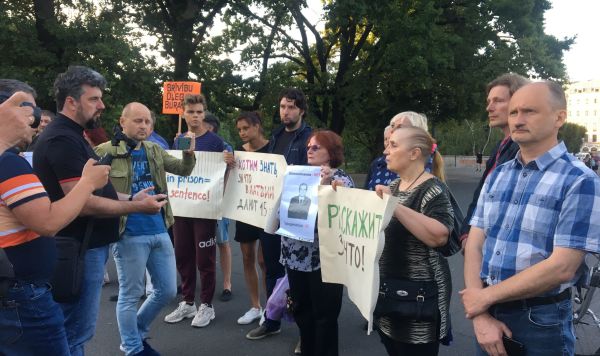 У памятника Свободы в Риге состоялся стихийный пикет в защиту осужденного Олега Бурака, 17 августа 2020.