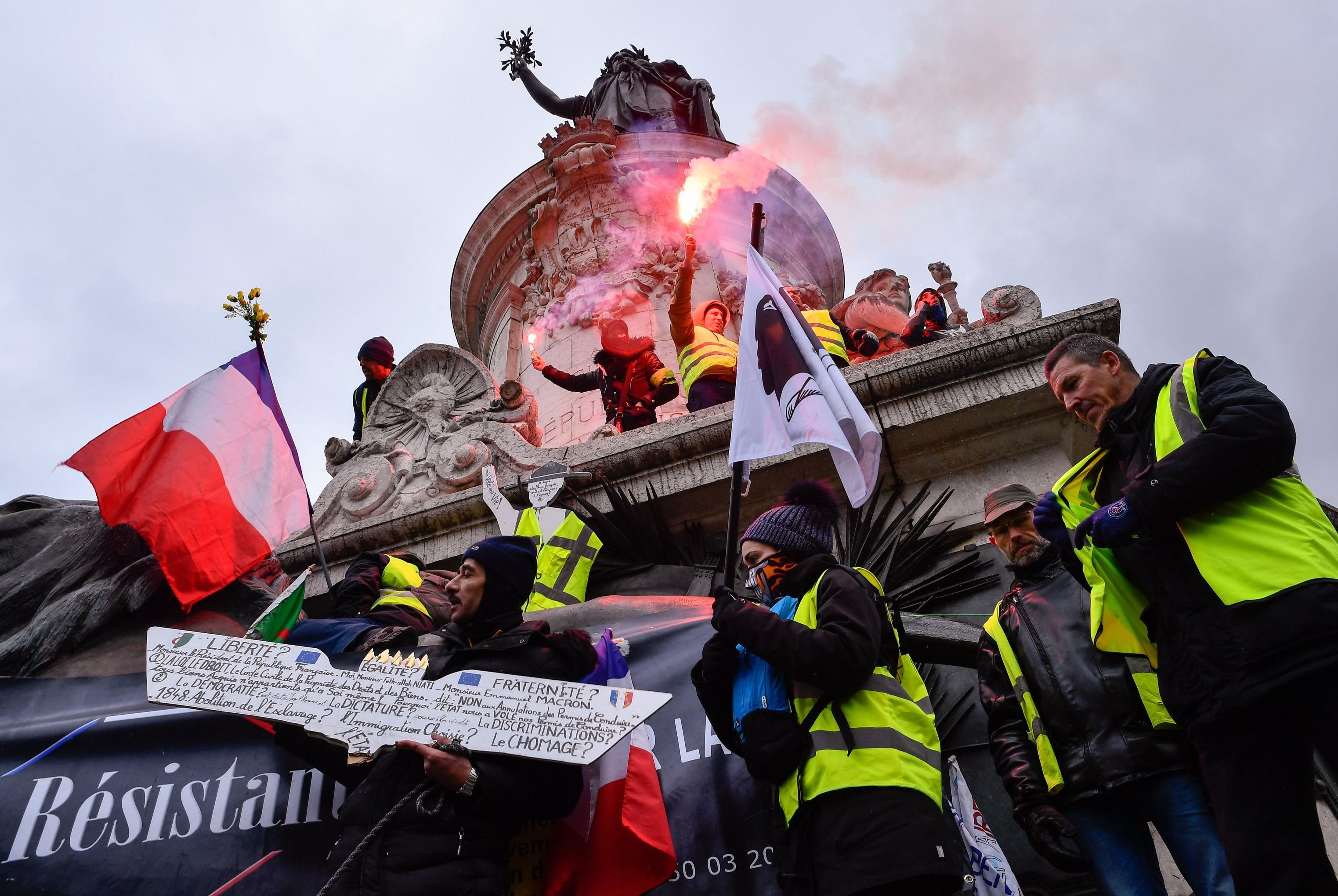 Участники акции протеста "жёлтых жилетов" в Париже