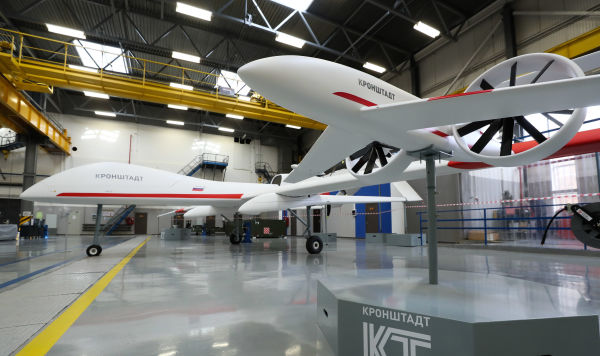 Беспилотные летательные аппараты (БПЛА) в павильоне промышленно-производственного комплекса компании "Кронштадт" в Москве
