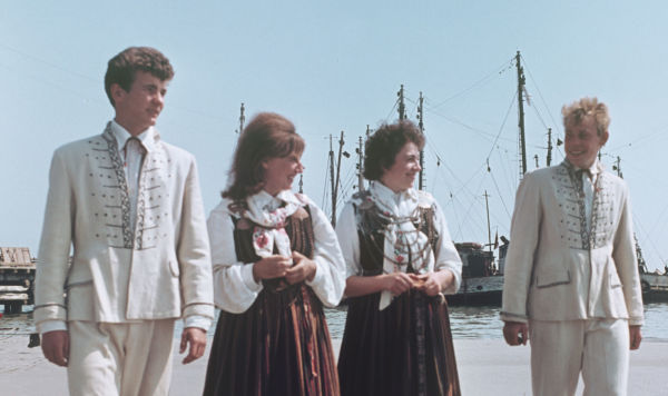 Мужчины и женщины в костюмах народности ливов в поселке Колка