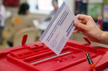 Голосование на выборах в городскую думу на избирательном участке в Риге, 29 августа 2020