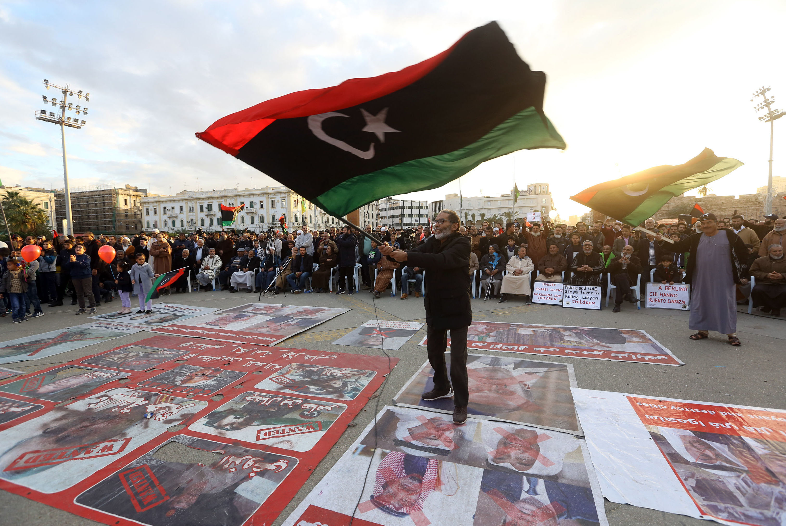 Демонстранты на митинге против восточного ливийского лидера Халифы Хафтара и в поддержку признанного ООН правительства национального согласия на площади Мучеников в Триполи, Ливия, 10 января 2020 года