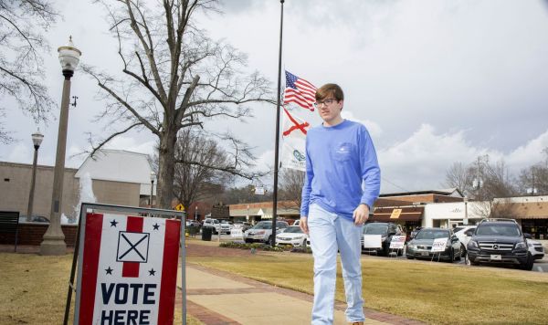 Юноша возле избирательного участка во время праймериз Демократической партии в "супервторник" в городе Бирмингем штата Алабама
