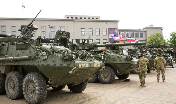Тяжелая военная техника США в Даугавпилсе в 2016 году
