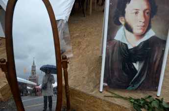 Портрет поэта Александра Пушкина на книжном фестивале