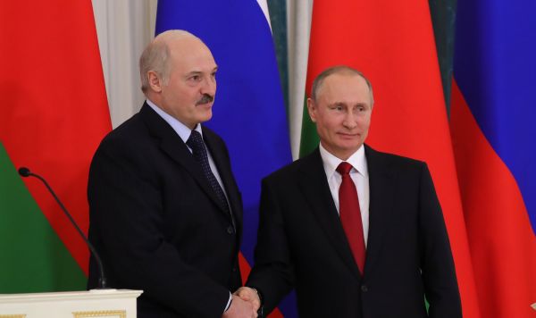 Президент РФ Владимир Путин и президент Белоруссии Александр Лукашенко (слева) в Стрельне, 3 апреля 2017
