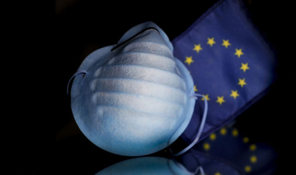 Защитная маска и флаг Евросоюза