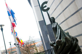 Статуя Евро у здания Европейского парламента
