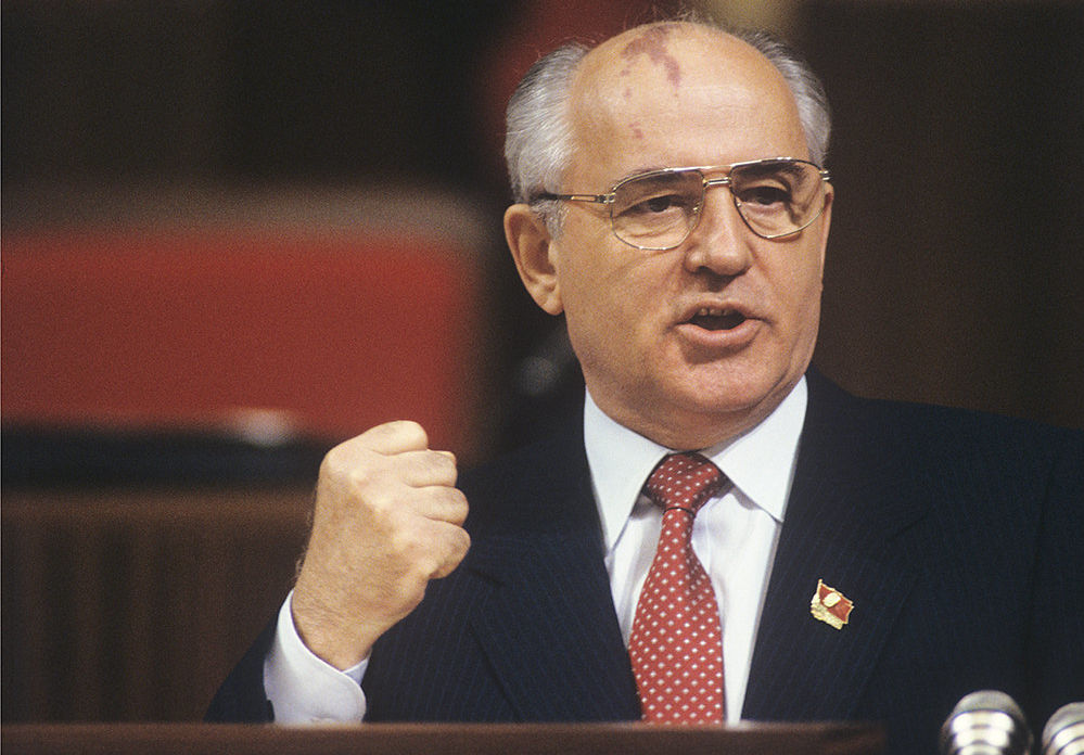 Горбачев во время выступления на съезде Коммунистической партии Советского Союза. 