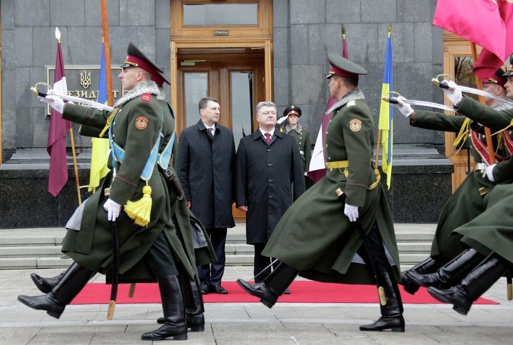Встреча президента Латвии Раймонда Вейониса и президента Украины Петра Порошенко.