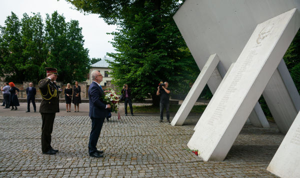 Президент Латвии Эгилс Левитс у мемориала памяти жертв Холокоста
