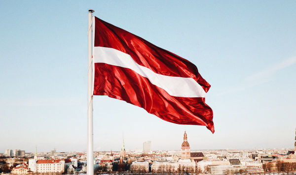 Флаг Латвии на фоне Риги