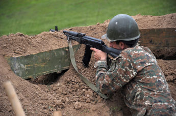 Военнослужащий армии обороны Нагорного Карабаха на первой линии обороны