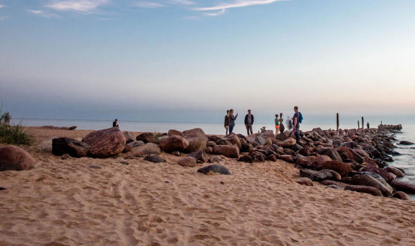 Люди на пляже Юрмалы