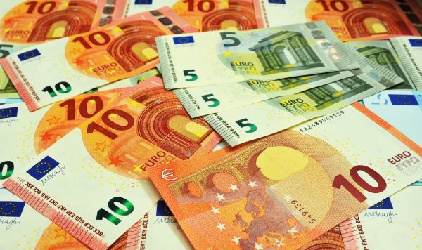 Банкноты номиналом 5 и 10 евро