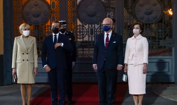 Президент Франции Эммануэль Макрон (слева) с супругой Брижит Макрон и президент Латвии Эгилс Левитс с супругой Андрой Левите на встрече в Риге,  29 сентября 2020 