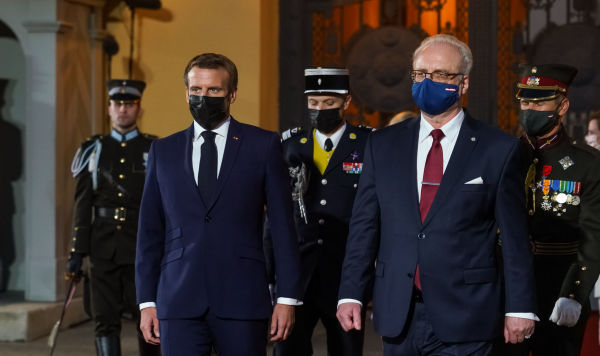 Президент Франции Эммануэль Макрон (слева) и президент Латвии Эгилс Левитс (справа) на встрече в Риге,  29 сентября 2020 