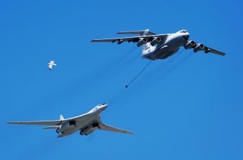 Самолет-заправщик Ил-78 (справа) и стратегический бомбардировщик-ракетоносец Ту-160