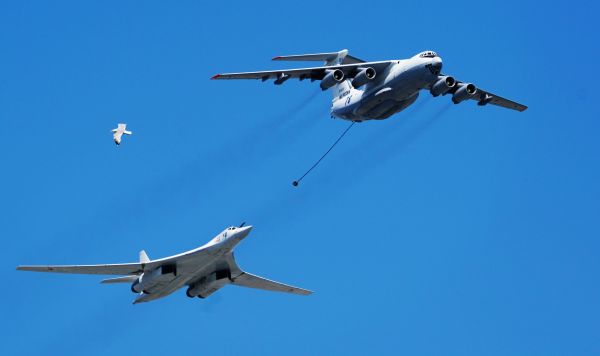 Самолет-заправщик Ил-78 (справа) и стратегический бомбардировщик-ракетоносец Ту-160
