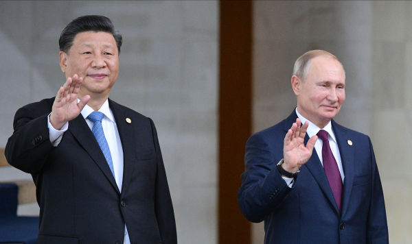 Президент РФ Владимир Путин и председатель Китайской Народной Республики (КНР) Си Цзиньпин (слева) на церемонии совместного фотографирования лидеров стран БРИКС