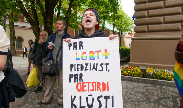 Пикет молодежной организации "Протест" за права представителей ЛГБТ