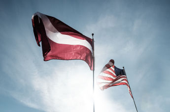 Флаги Латвии и США