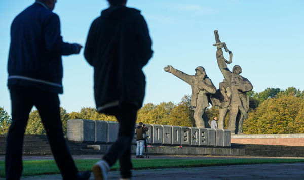 У монумента Освободителям Риги прошло возложение венков и цветов в честь 76 лет освобождения Риги от немецко-фашистских захватчиков, 13 октября 2020 У монумента Освободителям Риги прошло возложение венков и цветов в честь 76 лет освобождения Риги от немецко-фашистских захватчиков, 13 октября 2020