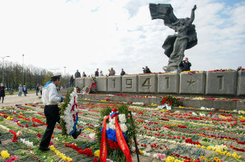День Победы у памятника Освободителям в Риге