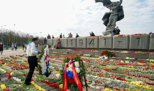 День Победы у памятника Освободителям в Риге