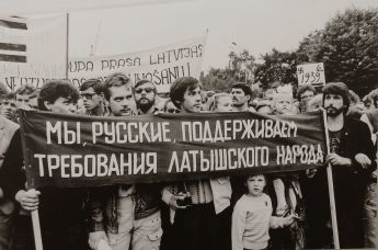 Демонстранты на митинге Народного фронта в Латвии