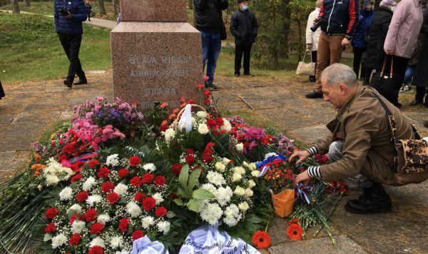 Цветы и венки у Обелиска воинам-освободителям Риги, в честь 76-летия форсирования Киш-озера, 17 октября 2020