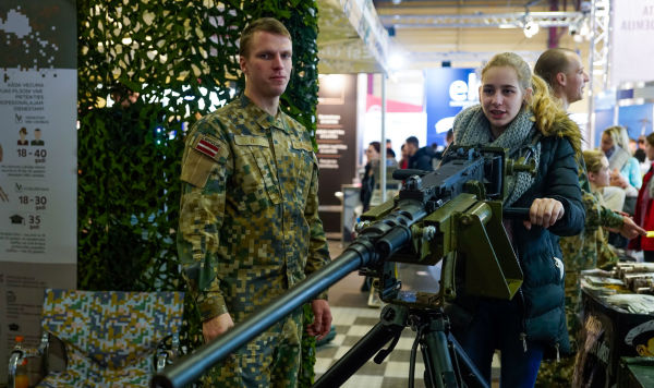 Выставка образования "Школа". Девушка интересуется военной службой в Латвийской армии