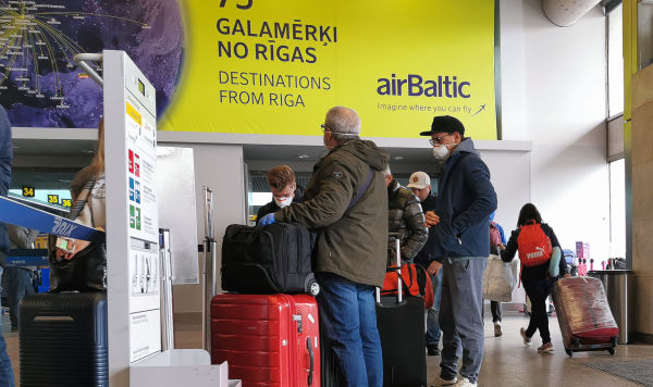 Пассажиры в масках в аэропорту Риги